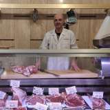 �L�attivit� fu aperta da mio padre, Onofrio Bux � racconta il 54enne titolare Antonio �. Inizi� all�et� di 18 anni facendo la gavetta in un�altra macelleria di Bari e, dopo aver imparato il mestiere, decise di inaugurarne una tutta sua� 